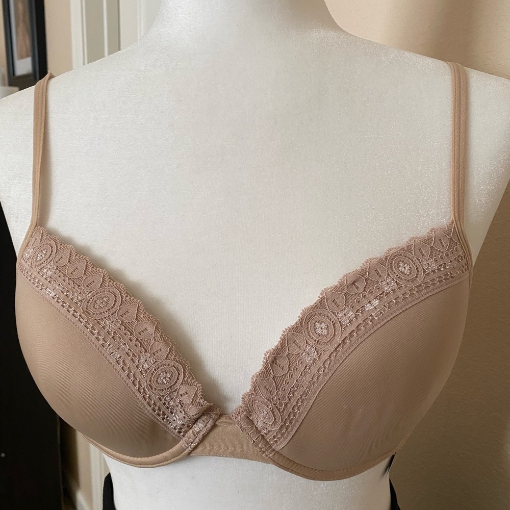 A nude LACE SILK BRA BY DEREON👌🏻😍